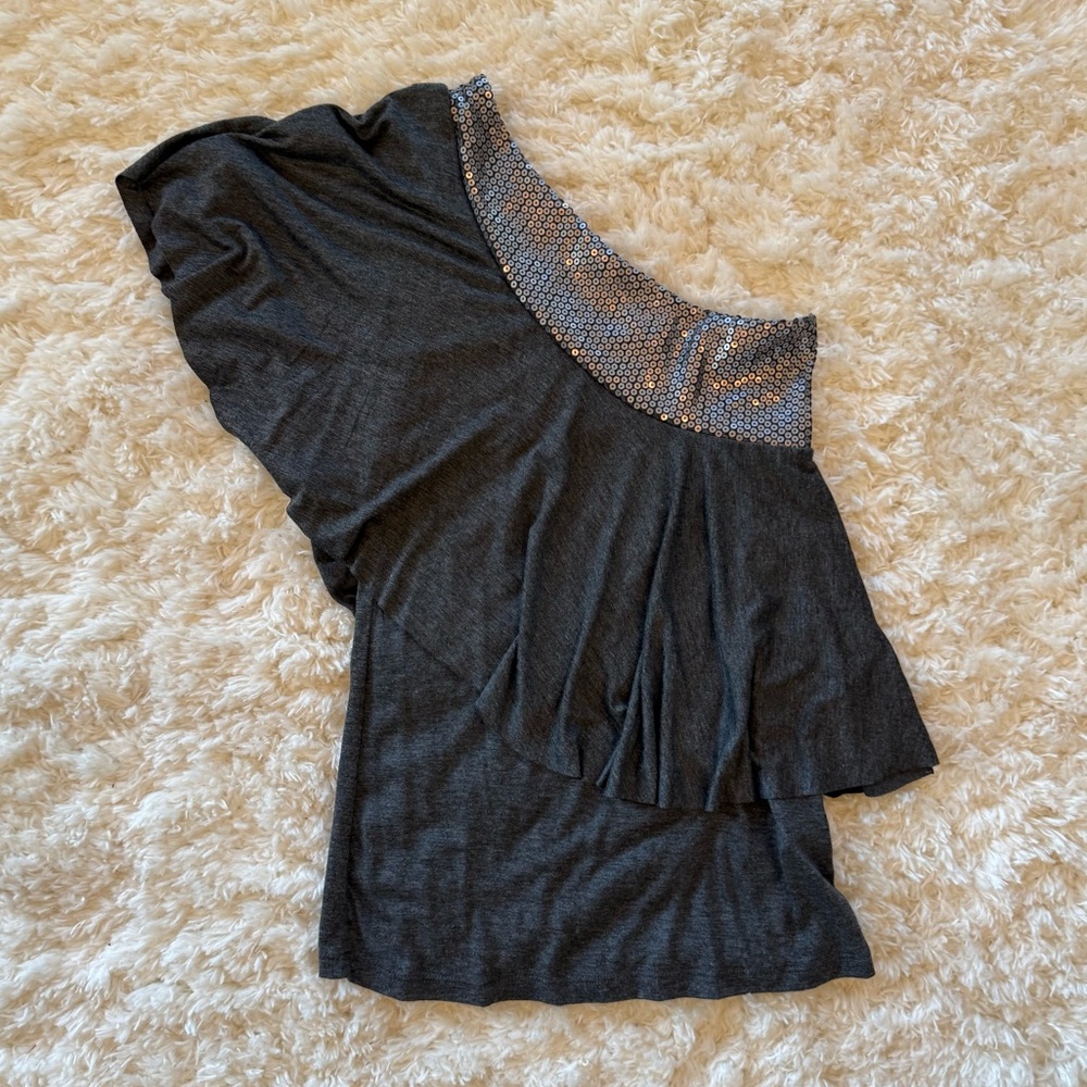 🎯3 for $15 🎯Grey sequin and flowy one shoulder top women’s size medium